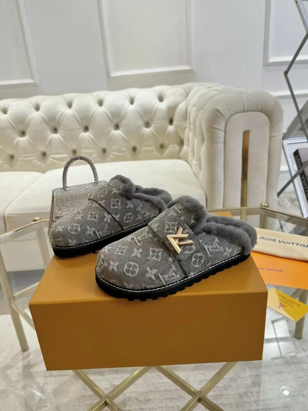 p600✨ LV Couple’s Wool Slippers｜Full of high-end feel, the soles of your feet are luxurious✨ We have achieved the ultimate restoration of the "higher version" of this pair of LV classic toe-toe slippers! 👫💫 🌟 The core advantages are clear at a glance: ✔️ Original jacquard + cowhide fabric, delicate texture, high-end at first glance; ✔️ 280% pure wool lining, wearing barefoot is like stepping on clouds ☁️, soft and skin-friendly and not sweaty; ✔️ Non-slip rubber bottom + three-dimensional toe design, super stable for walking, fashionable and practical!  👀 Must-have attention to detail: Belt buckle + classic LV presbyopic elements, revealing the aura of a big-name brand in a low-key manner ~ Whether it is a couple dating or a trip with besties, both of them are the focus when they go out👟💖 ✨ Easily match the wardrobe: jeans + sweaters, lazy and casual style ✔️ Coat + skirt, refined and elegant ✔️ One pair of shoes can handle a variety of styles, and the sense of luxury is never artificial ~ #LV slippers #couple outfit #High-End Customization #Quality Shoes Recommendation Fabric: Yangjing/classic jacquard fabric Lining: Imported wool lining Sole: Original rubber sole Size: Female 35-41 Male 38-46